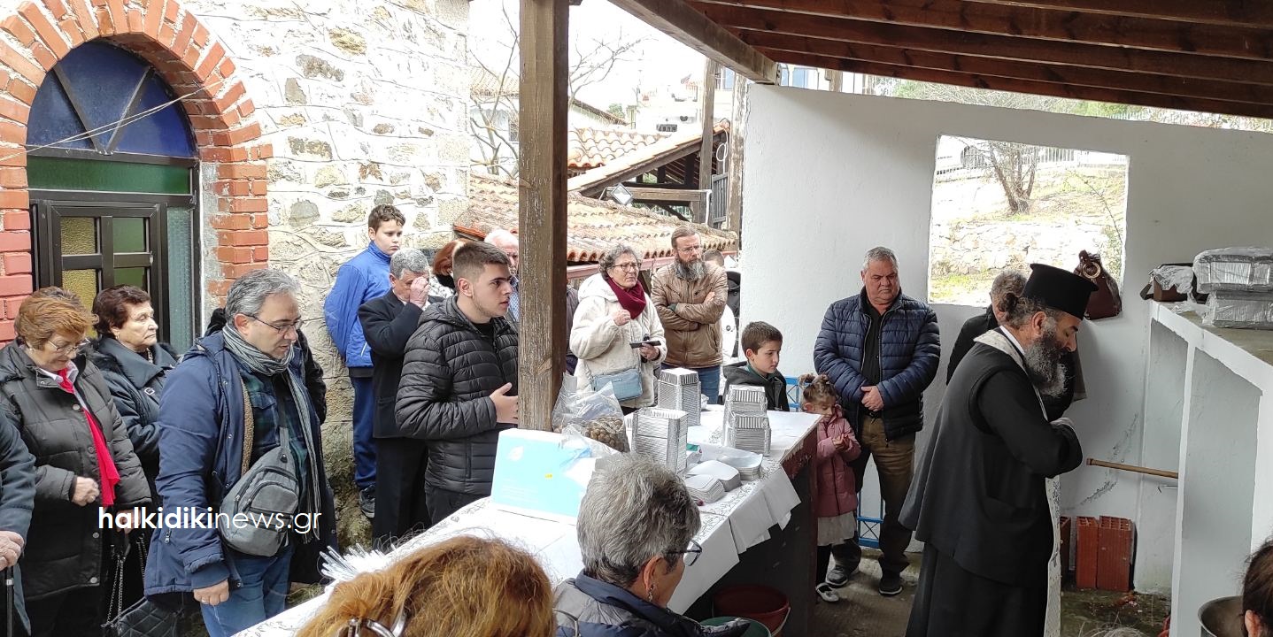 Ο ιερέας ευλογεί το πατροπαράδοτο κουρμπάνι