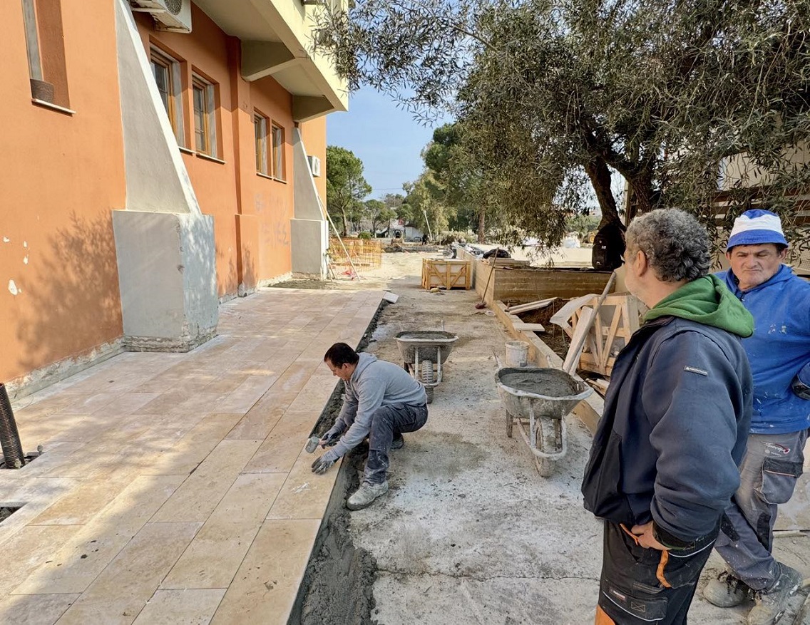 Εγράτες τοποθετούν πλάκες έξω από το δημαρχείο Ιερισσού