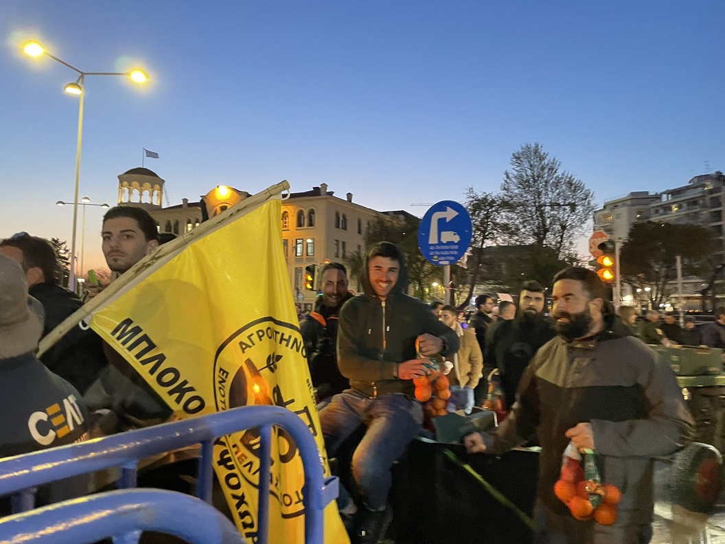 Αγρότες μοιράζουν πορτοκάλια στην Agrotica