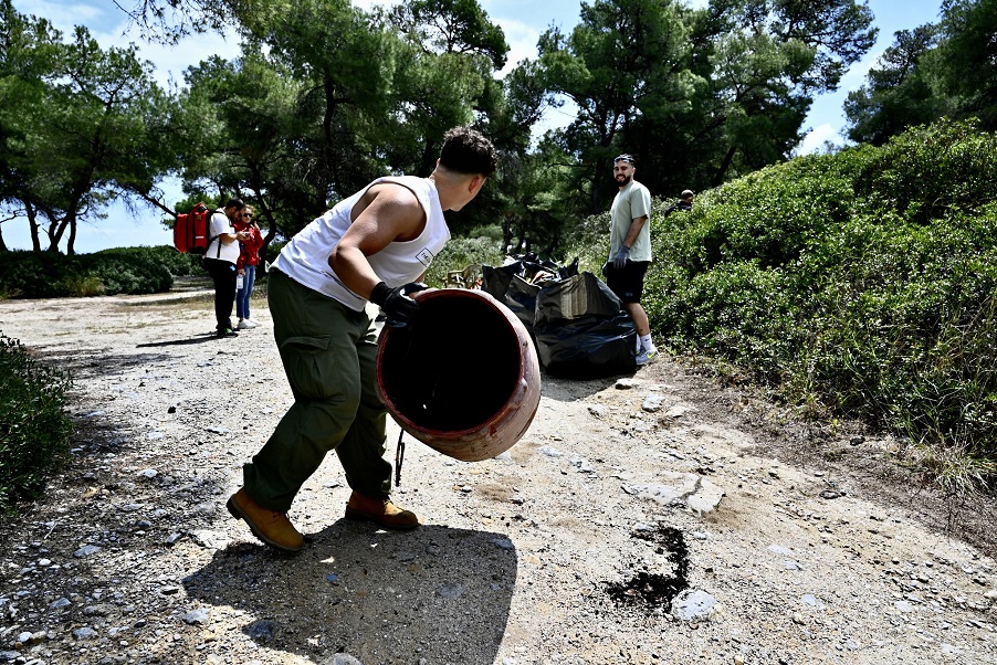 καθαρισμός του Γλαρόκαβου από σκουπίδια καθαρισμός του Γλαρόκαβου από σκουπίδια