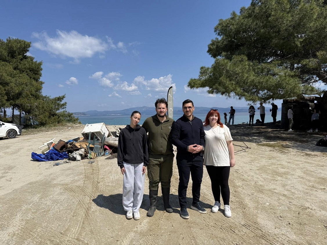 Ο δήμαρχος Κασσάνδρας συμμετείχε στη δράση καθαρισμού