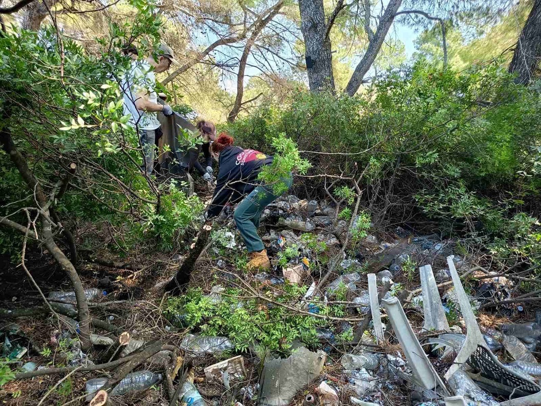 Εθελοντές καθαρίζουν τη φύση του Γλαρόκαβου