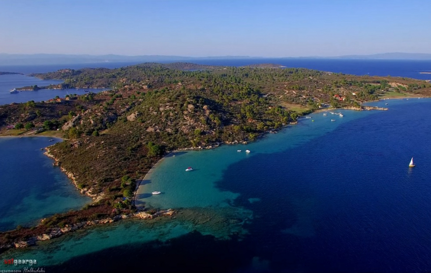 Άποψη του νησιού Διάπορος στη Σιθωνία