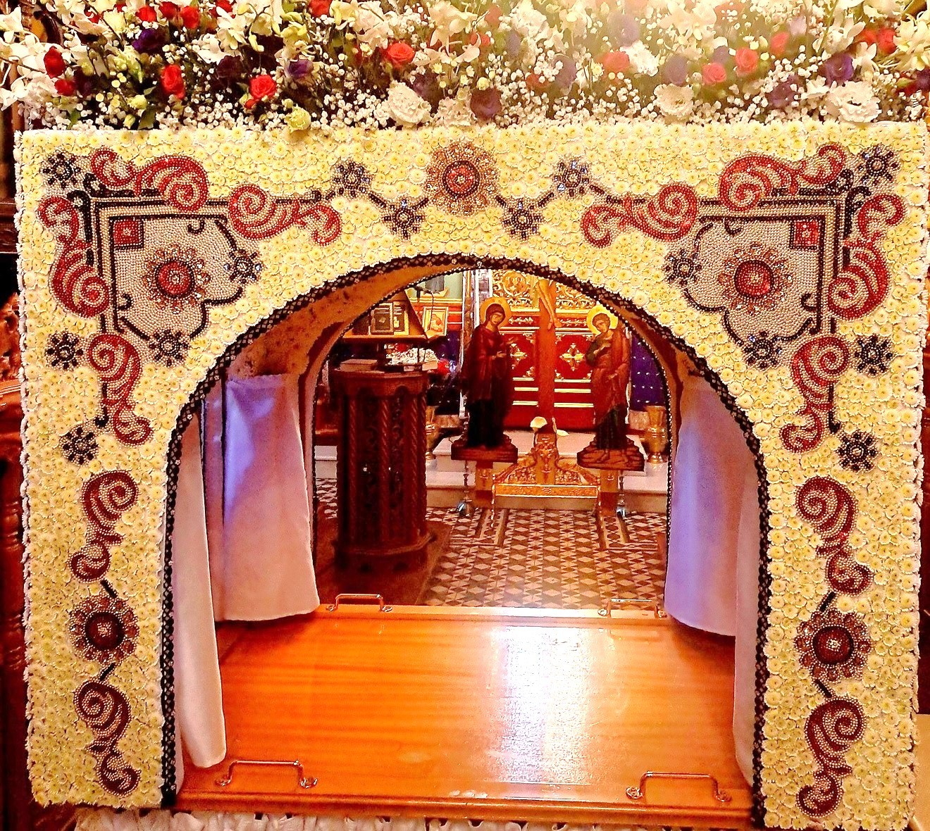 Ο Επιτάφιος της Ουρανούπολης με πέρλες και χρυσάνθεμα Ο Επιτάφιος της Ουρανούπολης με πέρλες και χρυσάνθεμα