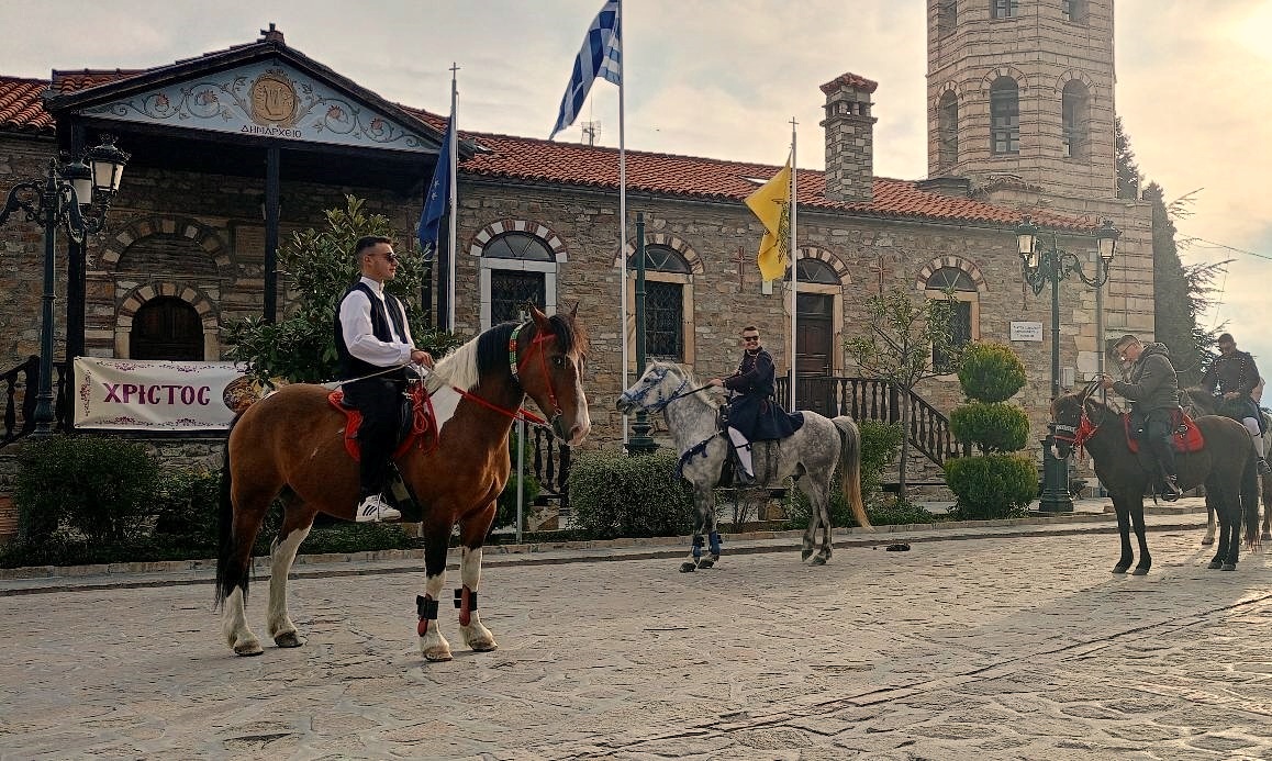 Ιππείς στην κεντρική πλατεία της Αρναίας