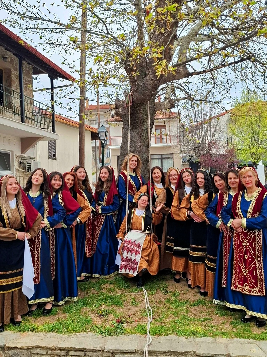 Οι γυναίκες του Στανού στο έθιμο της κούνιας Οι γυναίκες του Στανού στο έθιμο της κούνιας