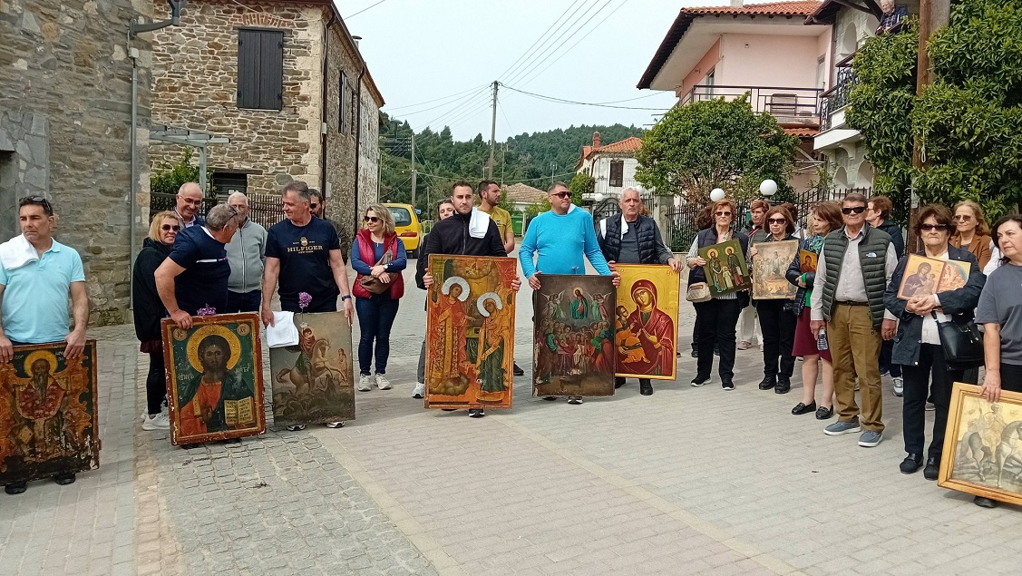 Άνδρες και γυναίκες με εικόνες στα χέρια Άνδρες και γυναίκες με εικόνες στα χέρια