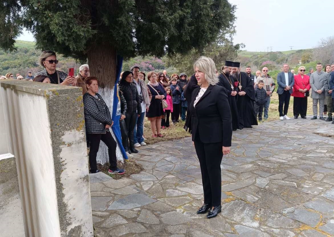 Η αντιπεριφερειάρχης Χαλκιδικής καταθέτει στεφάνι