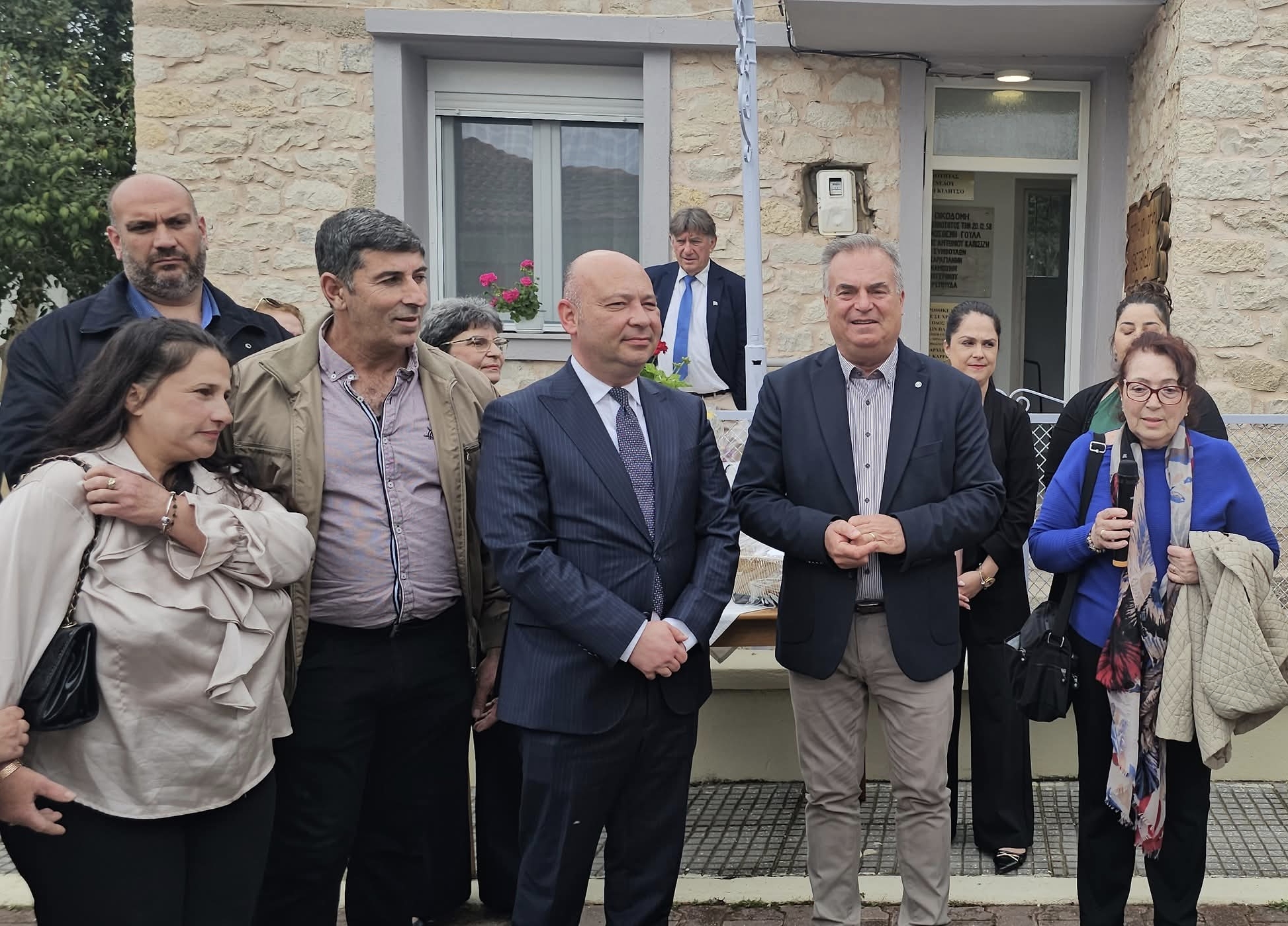 Αναμνηστική φωτογραφία στην κοινότητα Νέας Τενέδου 