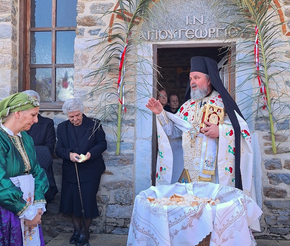 Ο ιερέας της Σάρτης ευλογεί