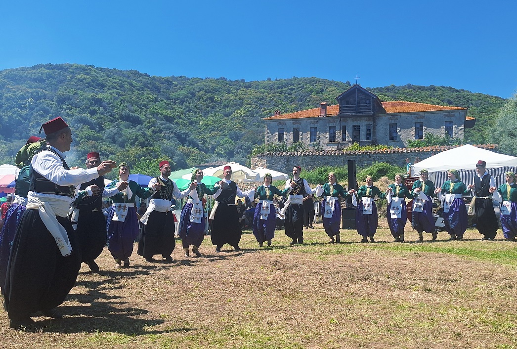 Παραδοσιακός χορός στη Σάρτη Χαλκιδικής στο Μετόχι του Αγίου Γεωργίου