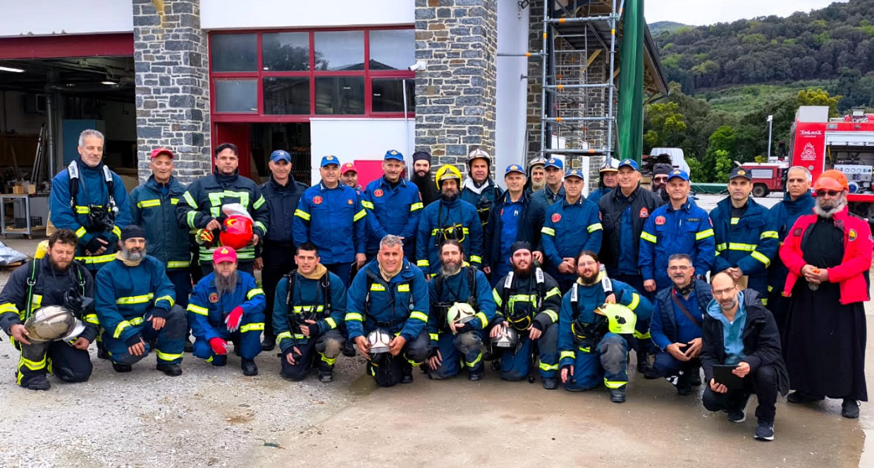 Αναμνηστική φωτογραφία από την Άσκηση πυρόσβεσης στη Μονή Βατοπαιδίου