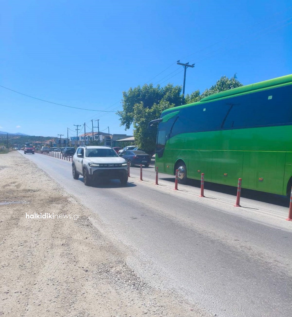 Κολονάκια στη μέση της επαρχιακή οδού στη Νικήτη