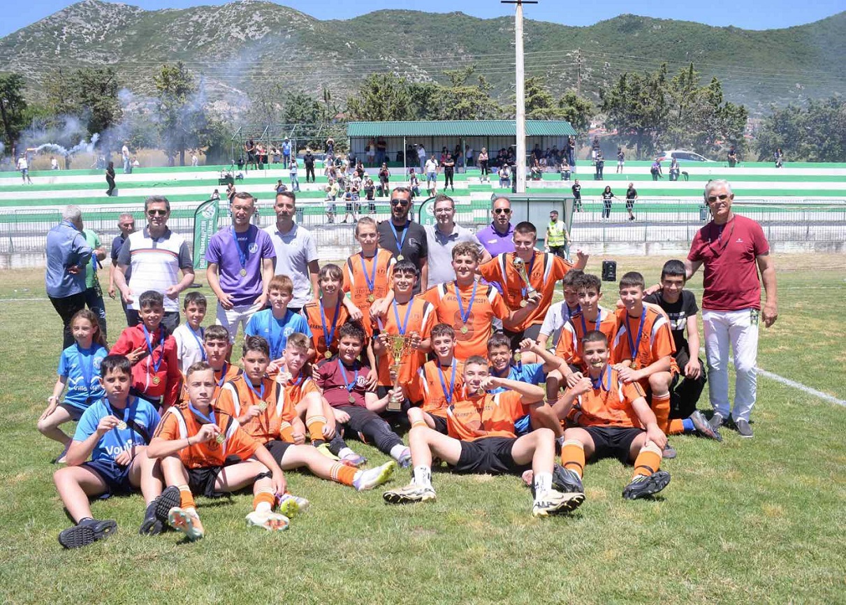 Η ομάδα της Ιερισσού με το έπαθλο Η ομάδα της Ιερισσού με το έπαθλο