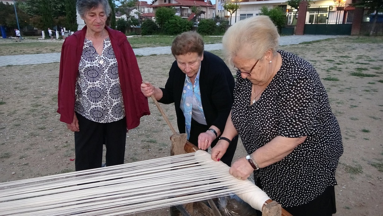 Υφάντρες της Αρναίας διδάσκουν την τέχνη