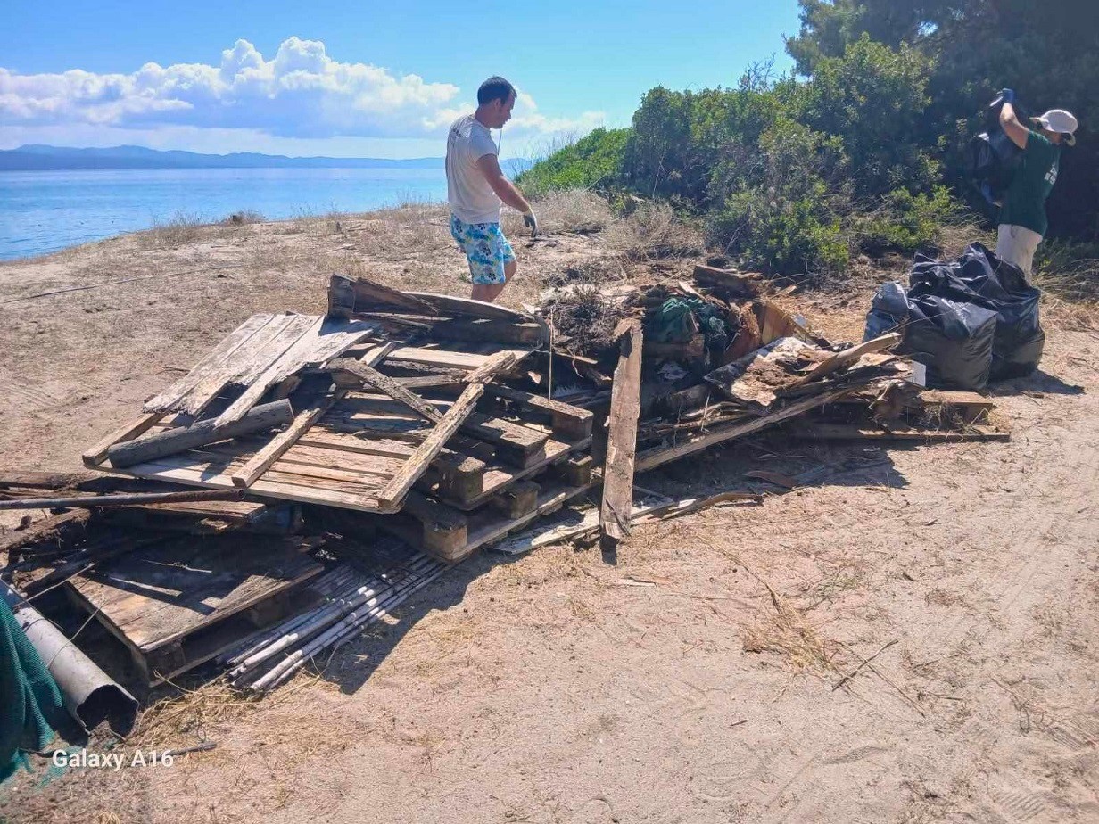 Καθαρισμός παραλίας στο Γλαρόκαβο Καθαρισμός παραλίας στο Γλαρόκαβο