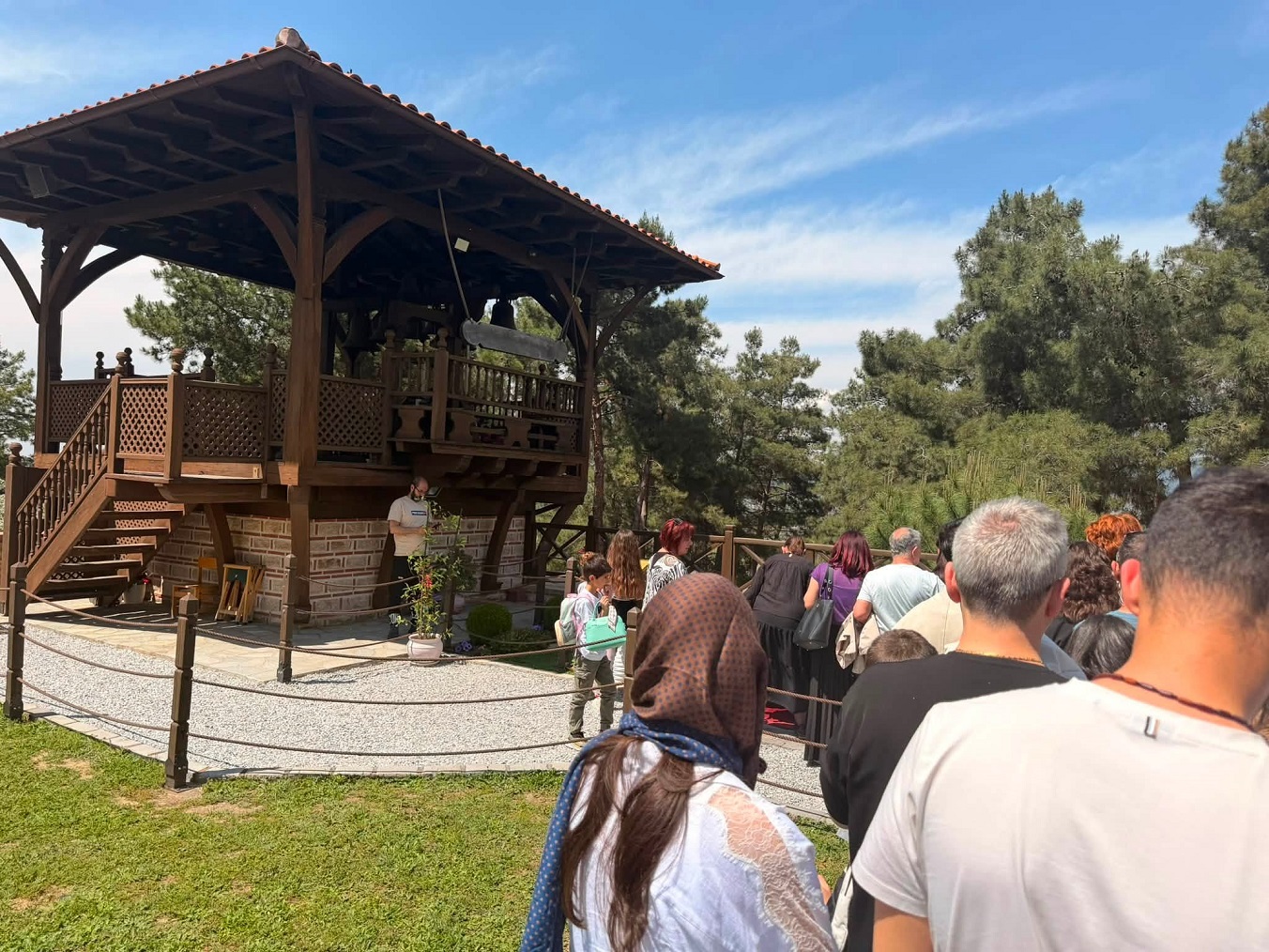 Πλήθος κόσμου στον τάφο του Αγίου Παϊσίου