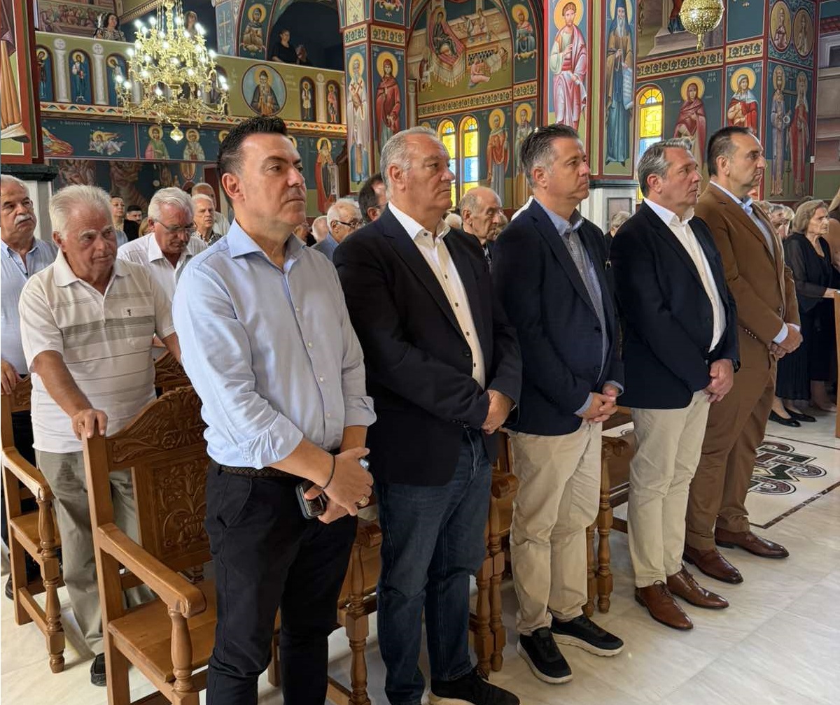 Επίσημοι στην πανηγυρική Θεία Λειτουργία στον Μητροπολιτικό Ναό Αγίου Νικολάου Πολυγύρου. Επίσημοι στην πανηγυρική Θεία Λειτουργία στον Μητροπολιτικό Ναό Αγίου Νικολάου Πολυγύρου.