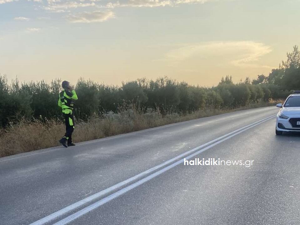 Ο δρόμος άδειος μετά το τροχαίο καθώς η κυκλοφορία έχει σταματήσει