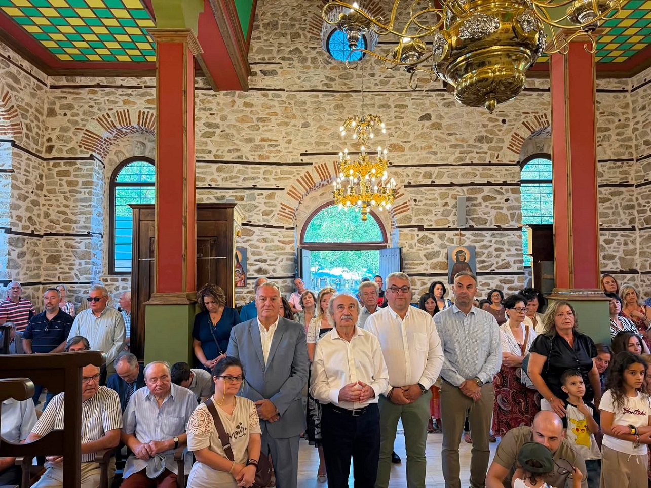 Επίσημοι στη Θ. Λειτουργία στην Αγία Παρασκευή Αρναίας Επίσημοι στη Θ. Λειτουργία στην Αγία Παρασκευή Αρναίας