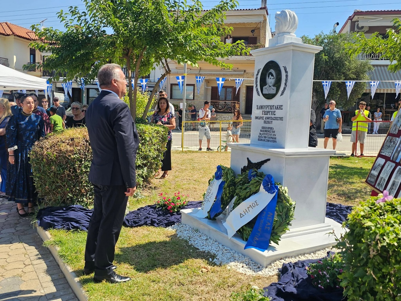 Κατάθεση στεφάνου από τον Δήμαρχο Ν. Προποντίδας Κατάθεση στεφάνου από τον Δήμαρχο Ν. Προποντίδας