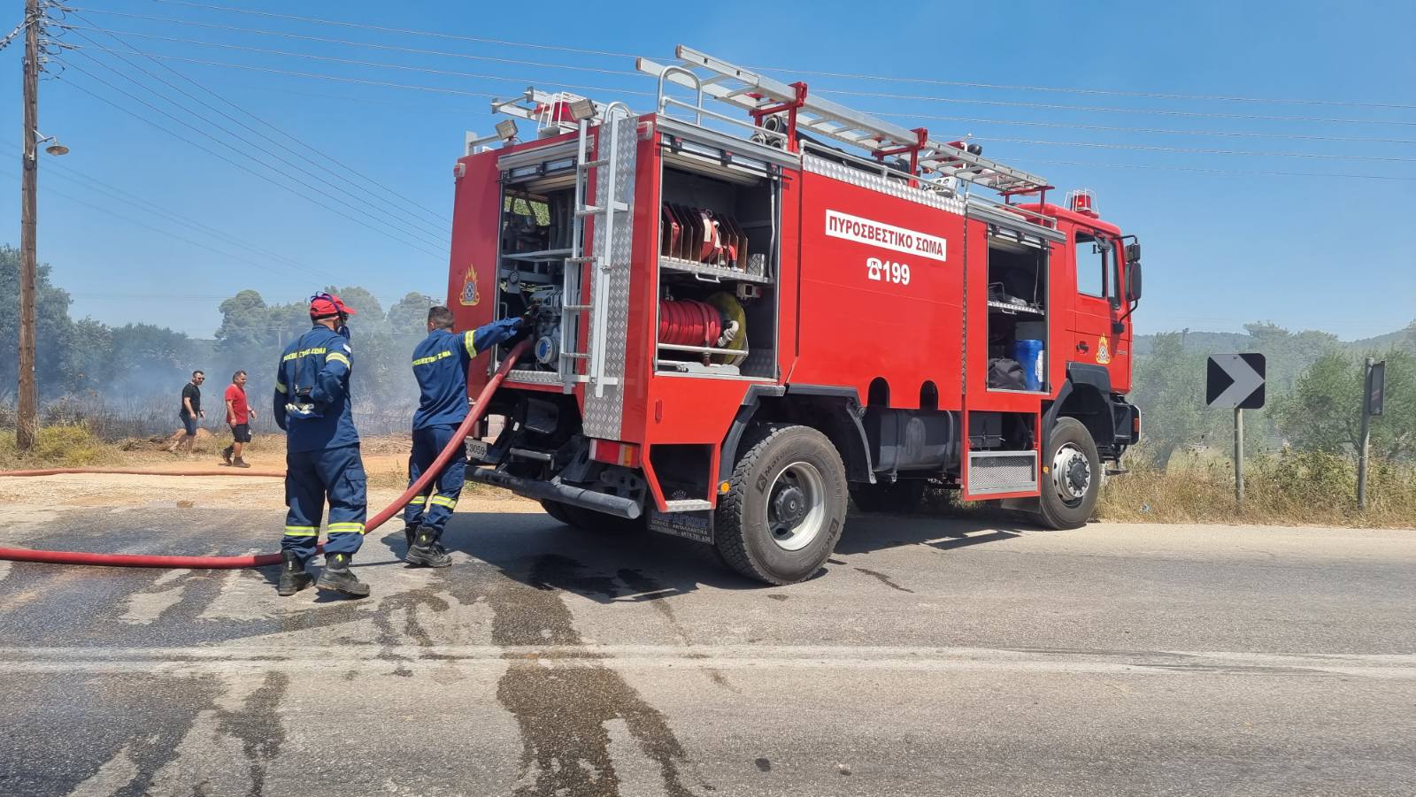 Πυροσβέστες εν ώρα εργασίας