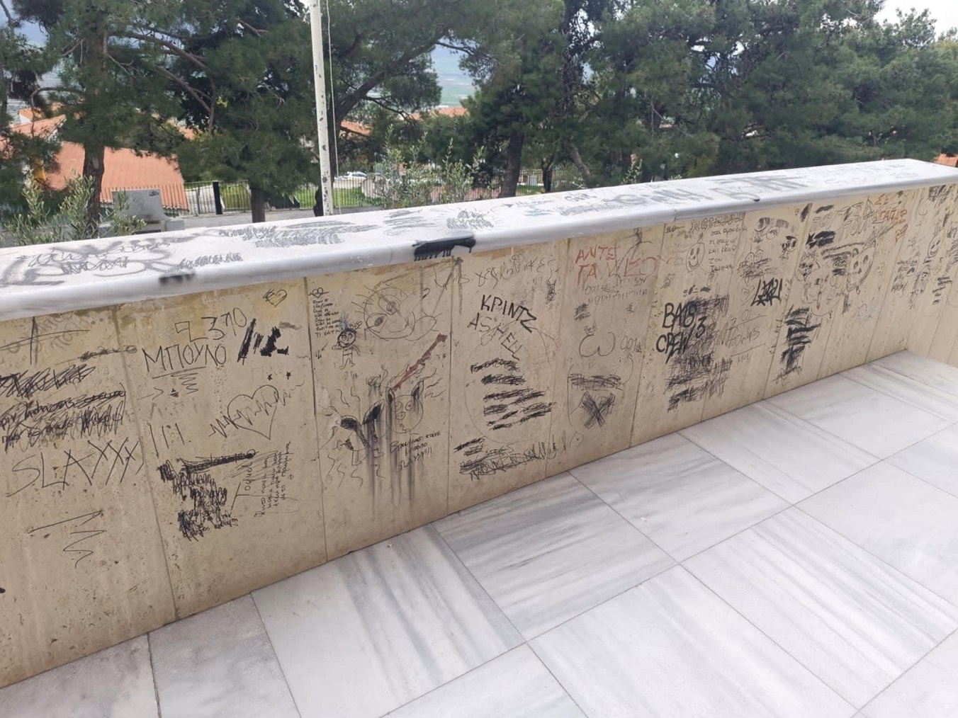 Γκράφιτι και ζημιές στον χώρο του σχολείου Γκράφιτι και ζημιές στον χώρο του σχολείου
