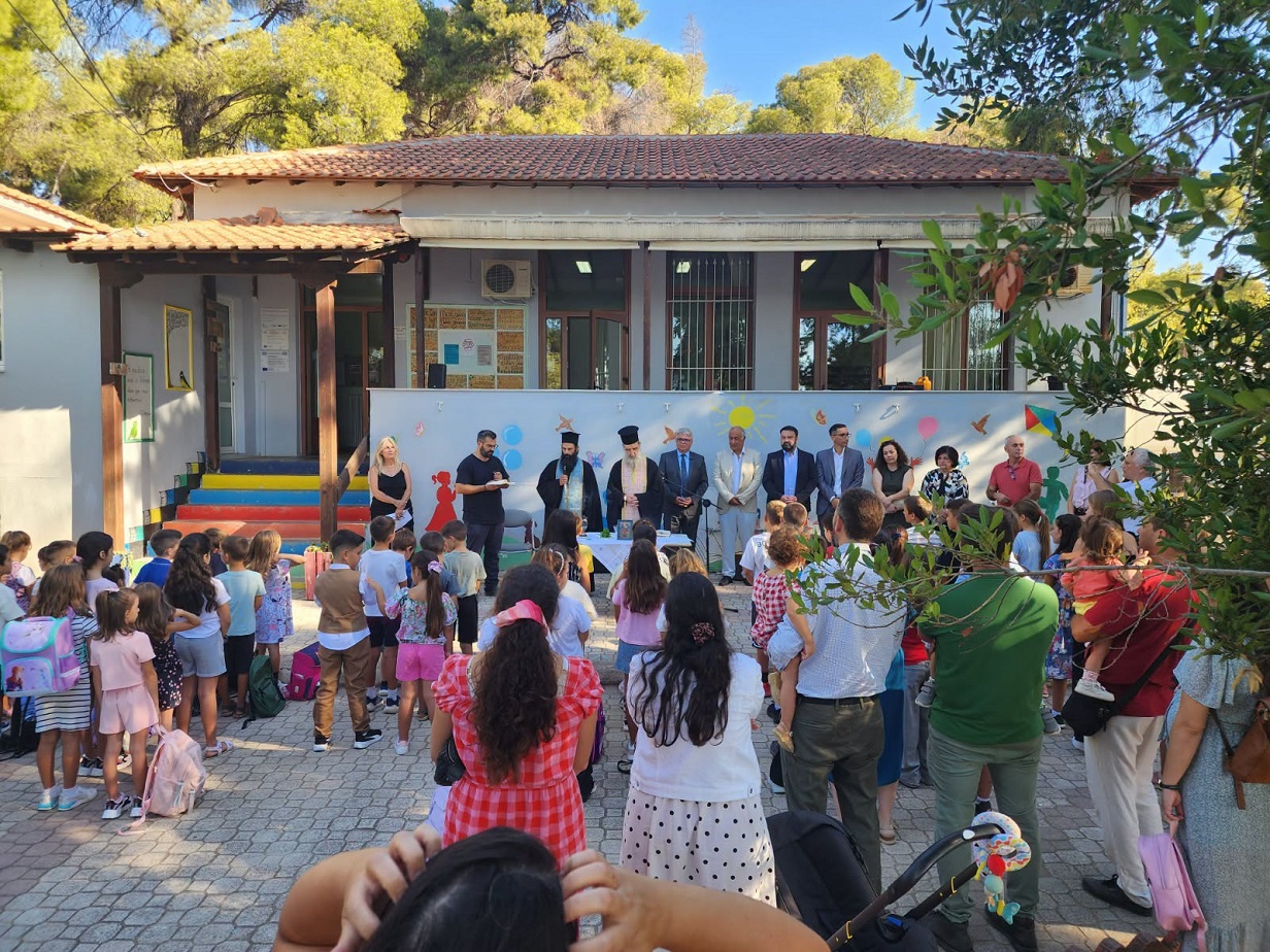 Ο Δ. Νατσιός στον αγιασμό στο σχολείο της Μεταμόρφωσης Ο Δ. Νατσιός στον αγιασμό στο σχολείο της Μεταμόρφωσης