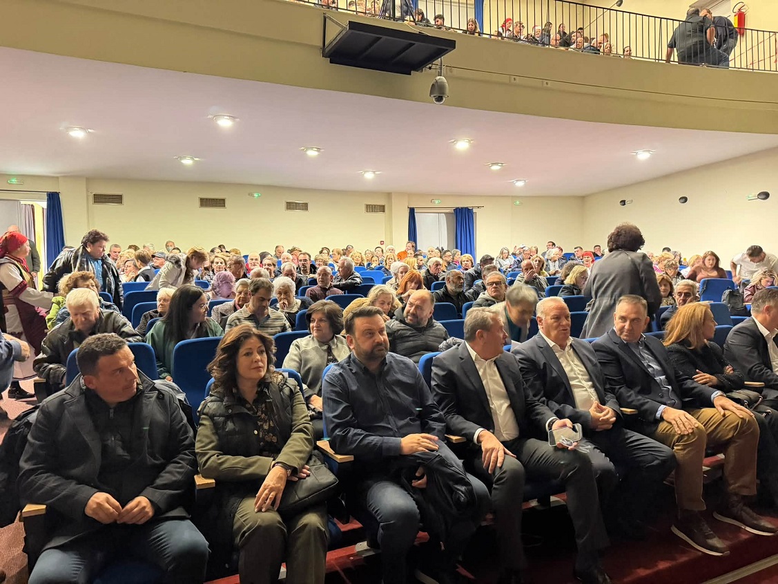 Οι επίσημοι στην εκδήλωση στο Δημοτικό θέατρο Πολυγύρου